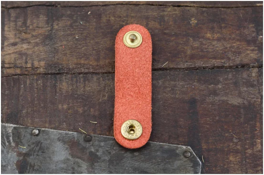 ABURI LEATHER CLIP